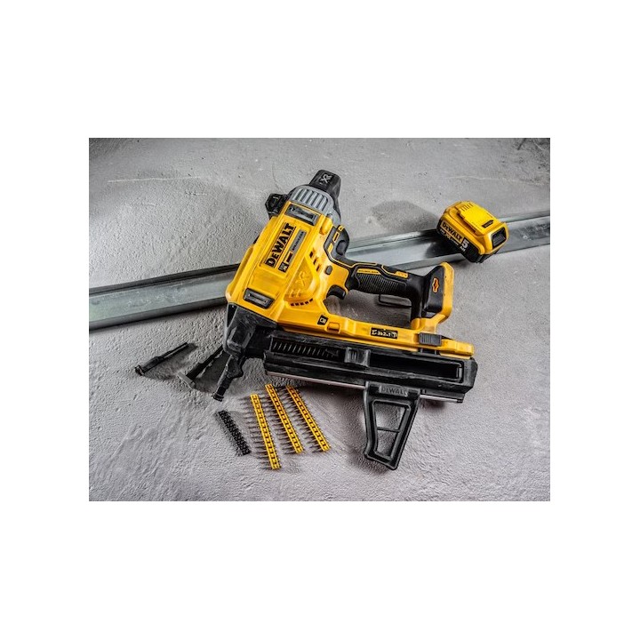 Vista frontale della chiodatrice DEWALT DCN890P2-QW su sfondo neutro
