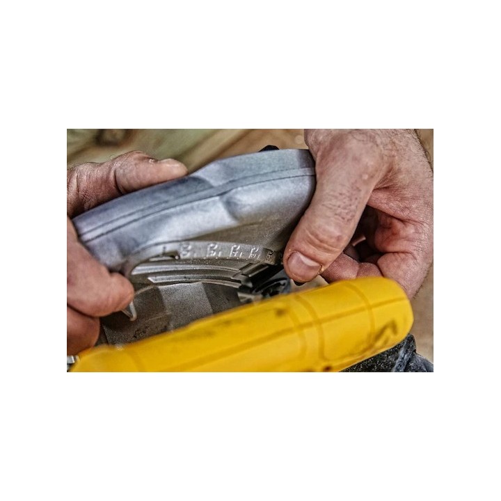 DEWALT DWE560-QS vista dal basso con foro lama e base