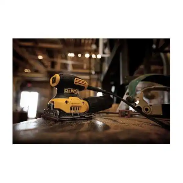 Dewalt Levigatrice Orbitale 1/4 Foglio 230W