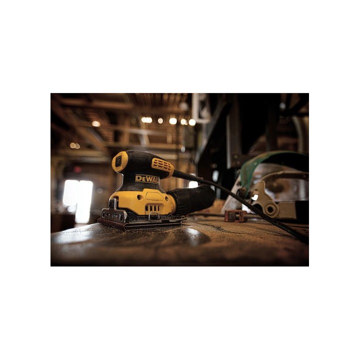 DEWALT DWE6411-QS vue de dessus du sabot et de la surface de contact