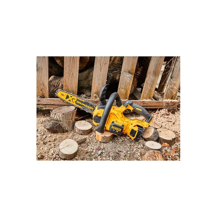 DEWALT DCM565N-XJ scie électrique utilisée sur une branche pour élagage (exemple d'utilisation)
