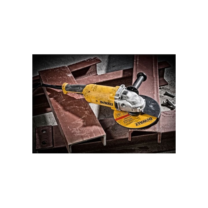Gros plan du corps moteur et trappe de remplacement des balais DEWALT