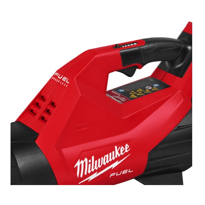 Dettaglio impugnatura e comandi del soffiatore MILWAUKEE M18 FUEL