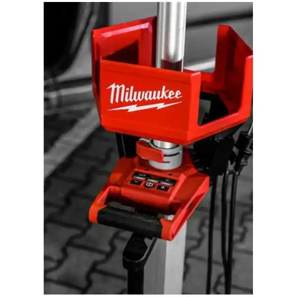 Milwaukee Tour D'éclairage LED Multidirectionnelle Avec Trépied M18™ 6 000 Lumens Milwaukee Tour D'éclairage LED Multidirectionnelle Avec Trépied M18™ 6 000 Lumens