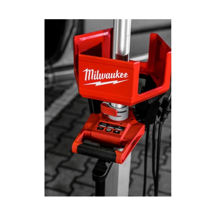 Tour MILWAUKEE M18 alimentée sur secteur sur chantier