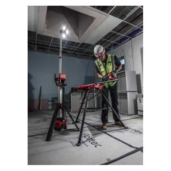 Milwaukee Torre Faro LED Multidirezionale Con Treppiede M18™ 6.000 Lumen Milwaukee Torre Faro LED Multidirezionale Con Treppiede M18™ 6.000 Lumen