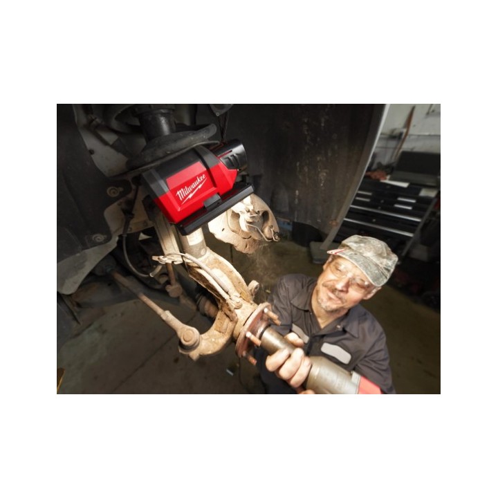 Détail du port USB du phare MILWAUKEE M12