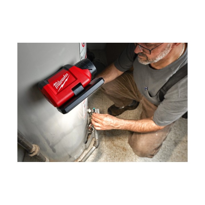 Faro MILWAUKEE M12 con batteria M12 B4 montata (vista laterale)