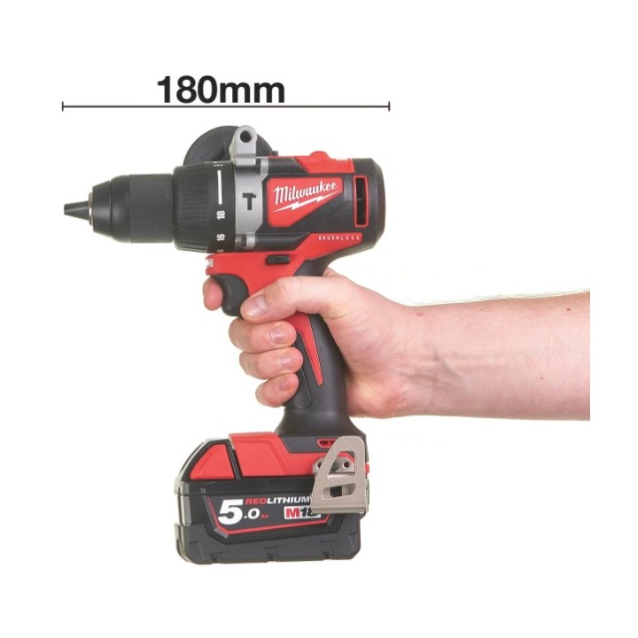 Batterie M18 B5 montée sur la perceuse MILWAUKEE