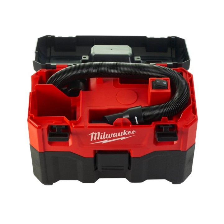 Aspirateur Milwaukee M18 utilisé en mode soufflerie