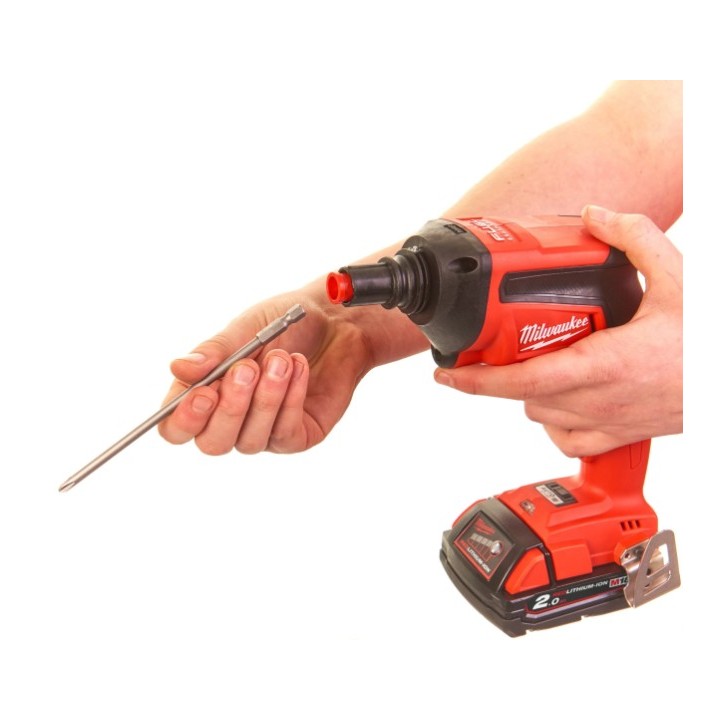 MILWAUKEE M18 avec pack batterie M18 B2 installé et témoin de charge visible