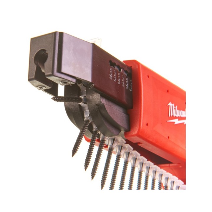 Milwaukee M18 FUEL con caricatore a nastro in posizione di lavoro