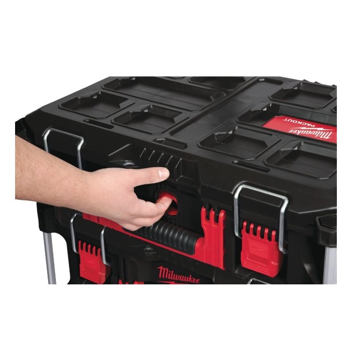 Détail coin renforcé en métal de la boîte PACKOUT™