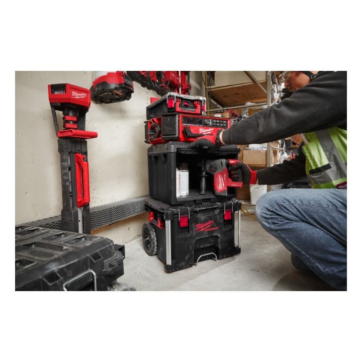Détail de la fermeture de la malle PACKOUT™ MILWAUKEE