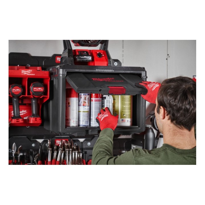 Baule PACKOUT™ MILWAUKEE fissato alla piastra di stoccaggio