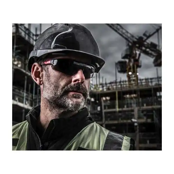 Milwaukee Occhiali Di Sicurezza STANDARD Con Lenti Scure Milwaukee Occhiali Di Sicurezza STANDARD Con Lenti Scure