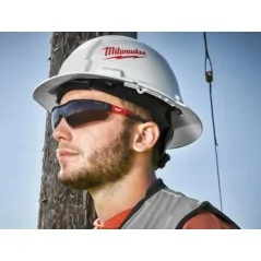 Milwaukee Occhiali Di Sicurezza STANDARD Con Lenti Scure Milwaukee Occhiali Di Sicurezza STANDARD Con Lenti Scure