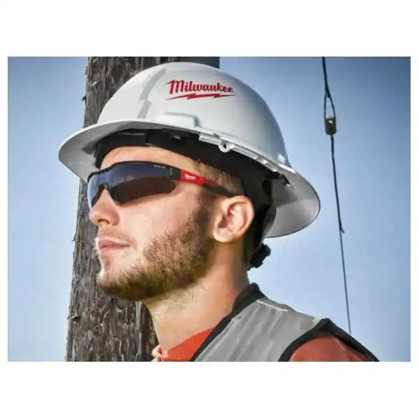 Milwaukee Occhiali Di Sicurezza STANDARD Con Lenti Scure Milwaukee Occhiali Di Sicurezza STANDARD Con Lenti Scure
