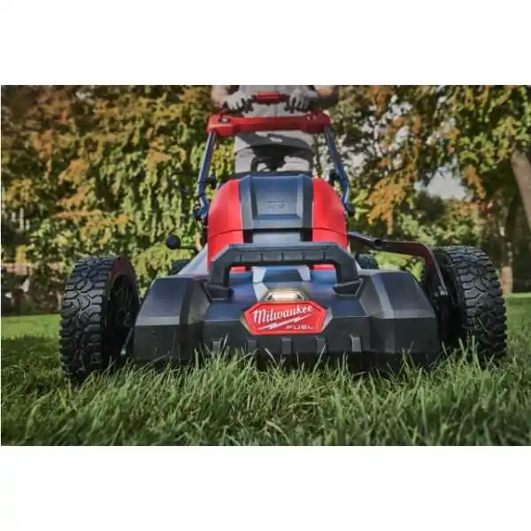 Milwaukee Tosaerba Semovente 3 in 1 46 cm Doppia Batteria (2x18V) M18 FUEL™ Milwaukee Tosaerba Semovente 3 in 1 46 cm Doppia Batteria (2x18V) M18 FUEL™
