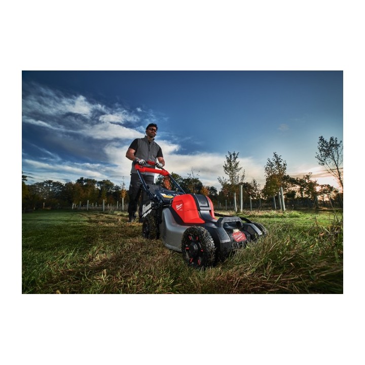 Tosaerba M18 FUEL con batteria installata, vista laterale