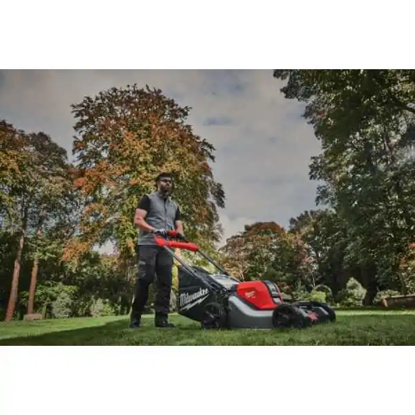 Milwaukee Tondeuse à Gazon Automotrice 3 en 1 46 cm Double Batterie (2x18V) M18 FUEL™ Milwaukee Tondeuse à Gazon Automotrice 3 en 1 46 cm Double Batterie (2x18V) M18 FUEL™