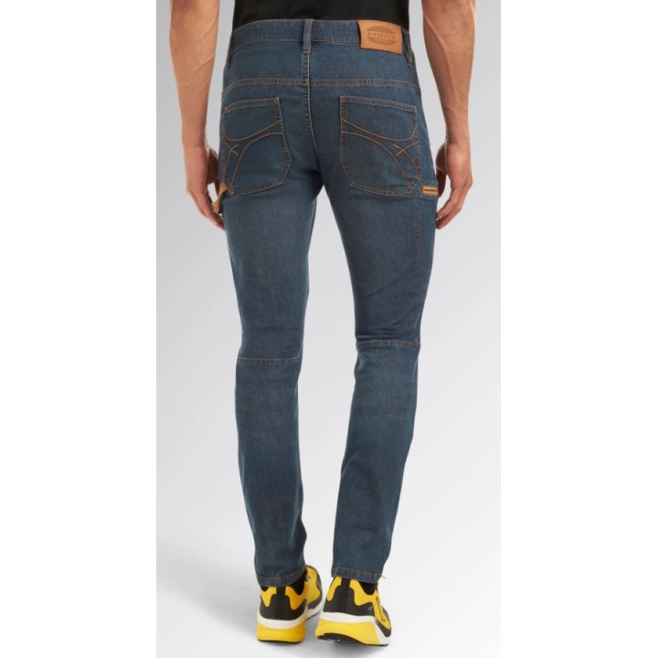 Vue latérale du pantalon Diadora Stone Lite Plus, découpes ergonomiques et genouillères