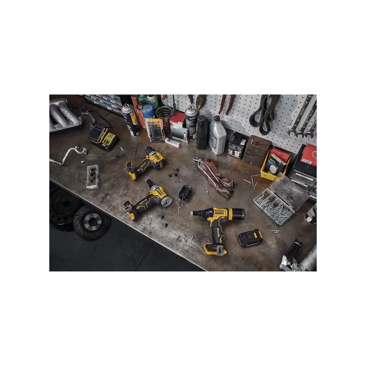 Primo piano della leva e dei comandi della DEWALT DCF403NT-XJ
