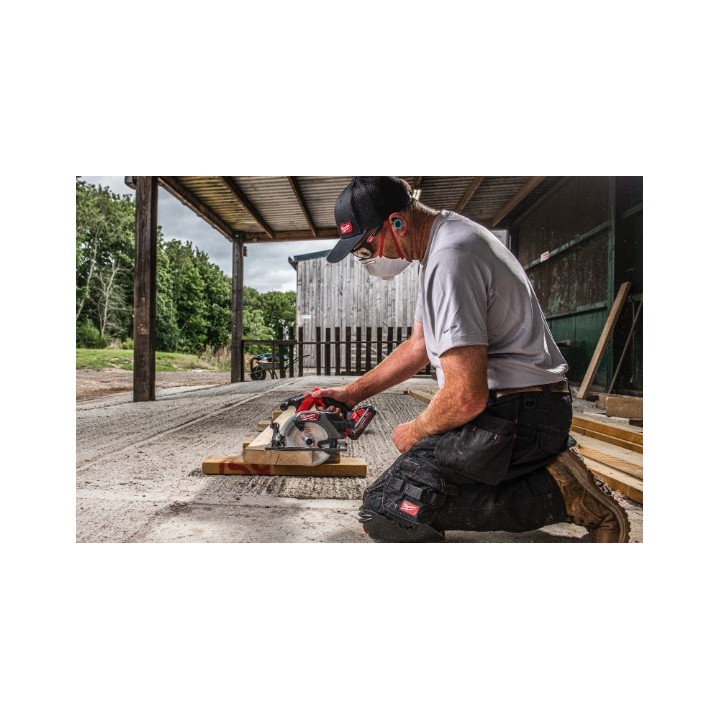 Vue latérale de la scie circulaire MILWAUKEE M18 FUEL pour coupes inclinées
