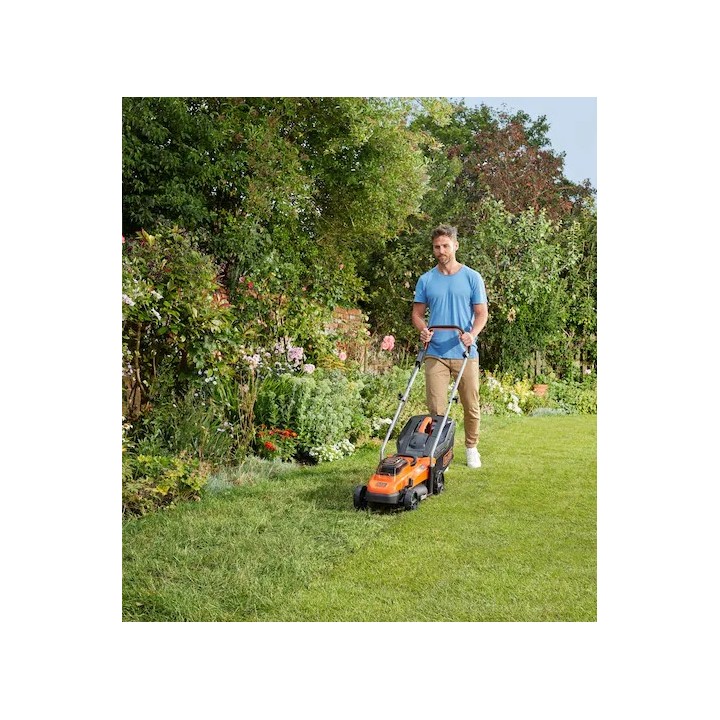 Dettaglio maniglia ergonomica del rasaerba BLACK+DECKER