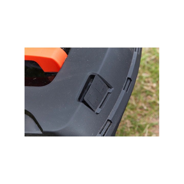 Dettaglio vano batteria del rasaerba BLACK+DECKER