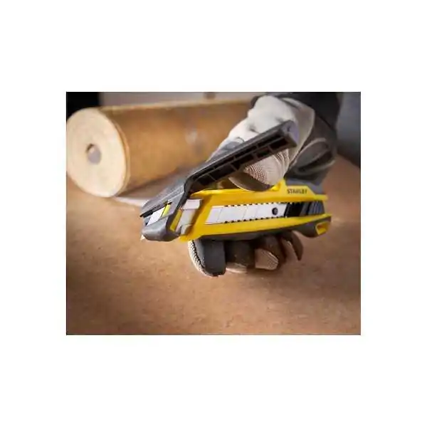 Stanley Cutter  18mm Con Cursore E Sistema Spezzalama Integrato
