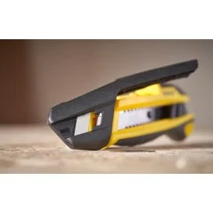 Stanley Cutter  18mm Con Cursore E Sistema Spezzalama Integrato
