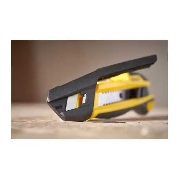 Stanley Cutter  18mm Con Cursore E Sistema Spezzalama Integrato