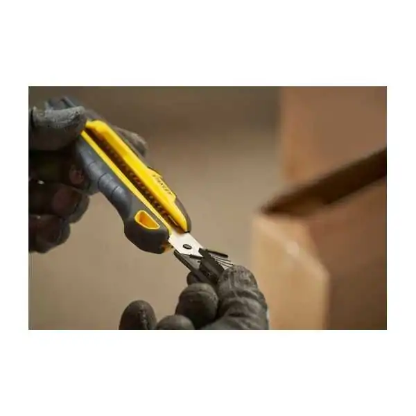 Stanley Cutter  18mm Con Cursore E Sistema Spezzalama Integrato