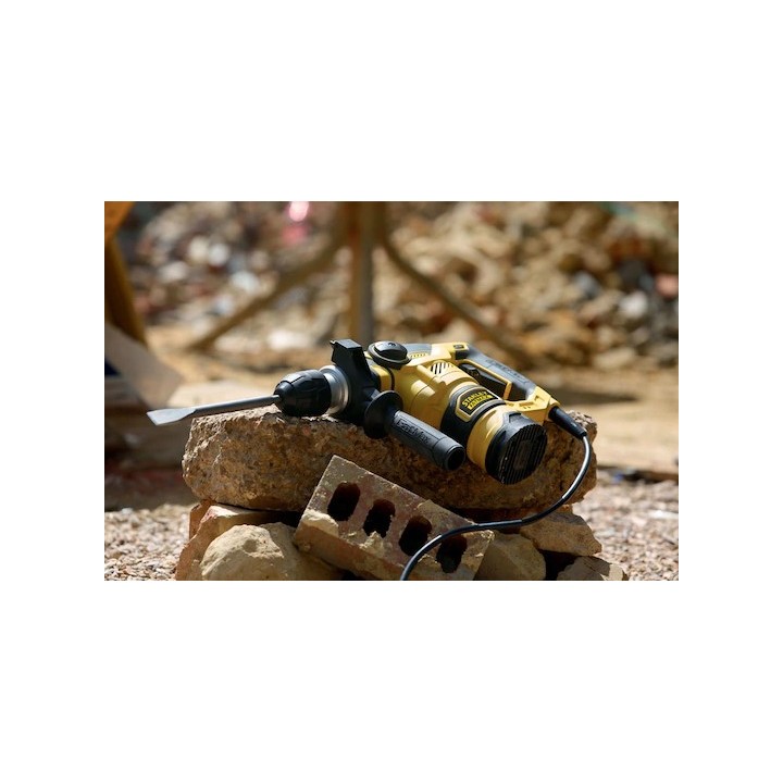 Tassellatore STANLEY FME1250K-QS in azione su muro in calcestruzzo