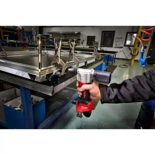 Milwaukee Rivettatrice Compatta M12™