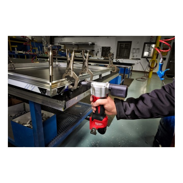 Vue inclinée de la riveteuse MILWAUKEE M12 avec réservoir