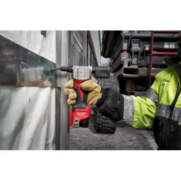 Milwaukee Rivettatrice Compatta M12™