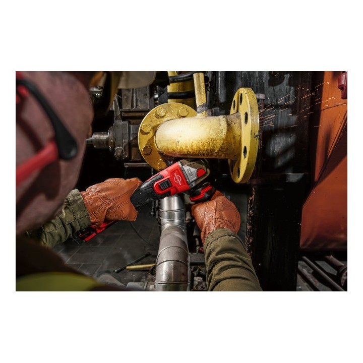 Milwaukee M18 FUEL vista laterale con impugnatura ergonomica