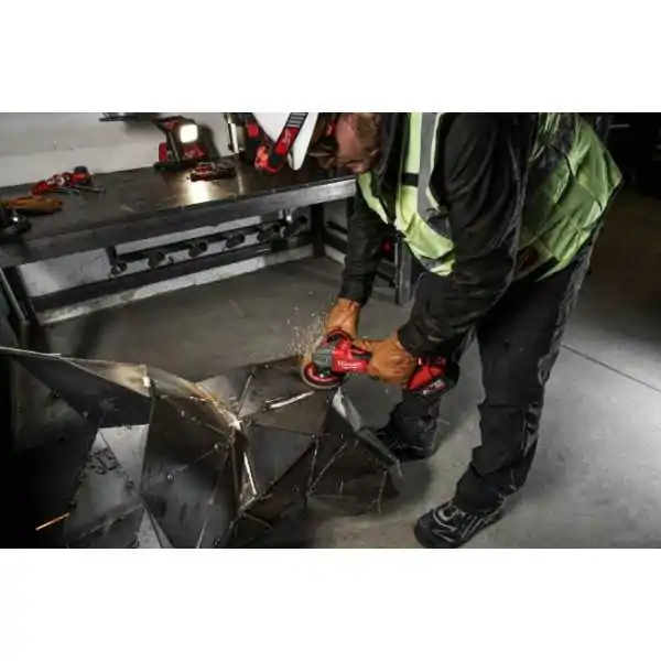 Meuleuse d'angle Milwaukee M18 FUEL™ 125 mm avec interrupteur coulissant et frein Meuleuse d'angle Milwaukee M18 FUEL™ 125 mm avec interrupteur coulissant et frein