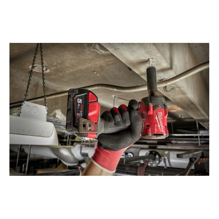 Milwaukee M18 FUEL logo et détails techniques sur le corps de l'outil