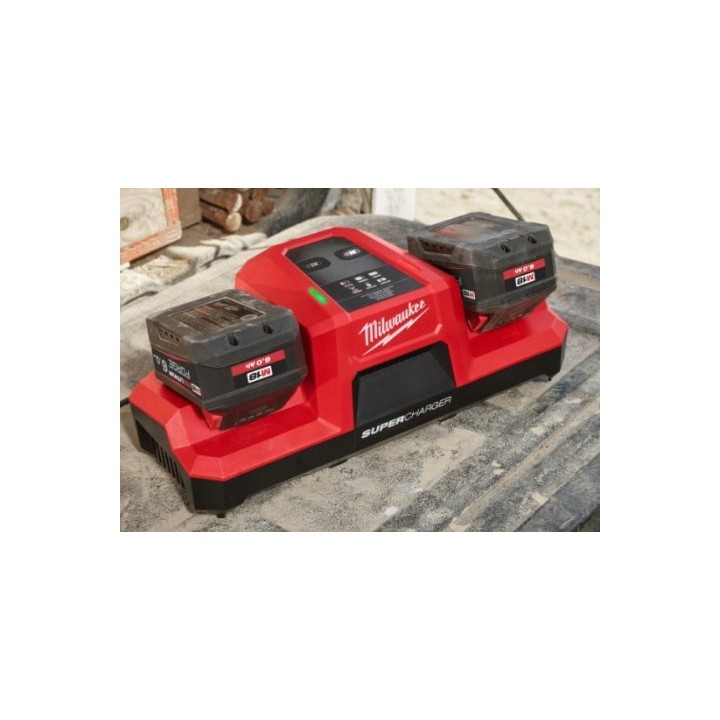 Kit completo: 2 batterie M18 FB12 e caricabatterie M18 DBSC in uso