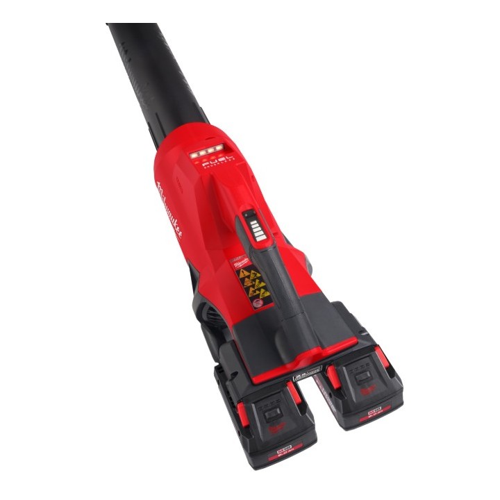 Souffleur MILWAUKEE alimenté par deux batteries M18 FB8
