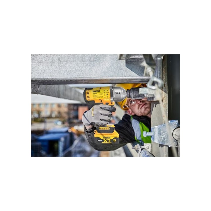 DEWALT DCF900P2T-QW avec poignée caoutchoutée et bouton
