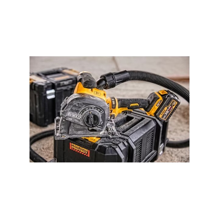 DEWALT DCG200T2-QW vue angulaire avec poignée supplémentaire