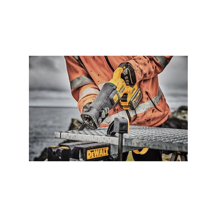 DEWALT DCS389X2-QW vista posteriore con interruttore a scatto