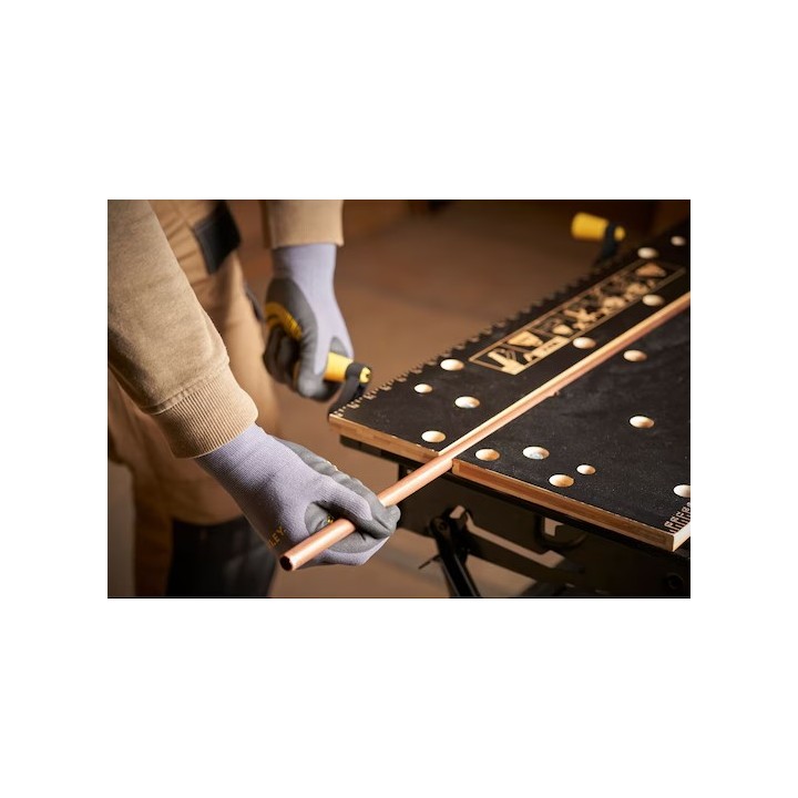 Primo piano delle maniglie della morsa del banco da lavoro STANLEY