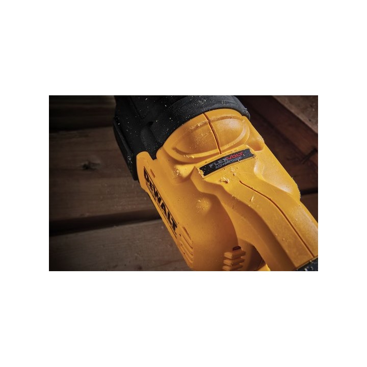 DEWALT DCS386NT-XJ in uso su pannello di legno