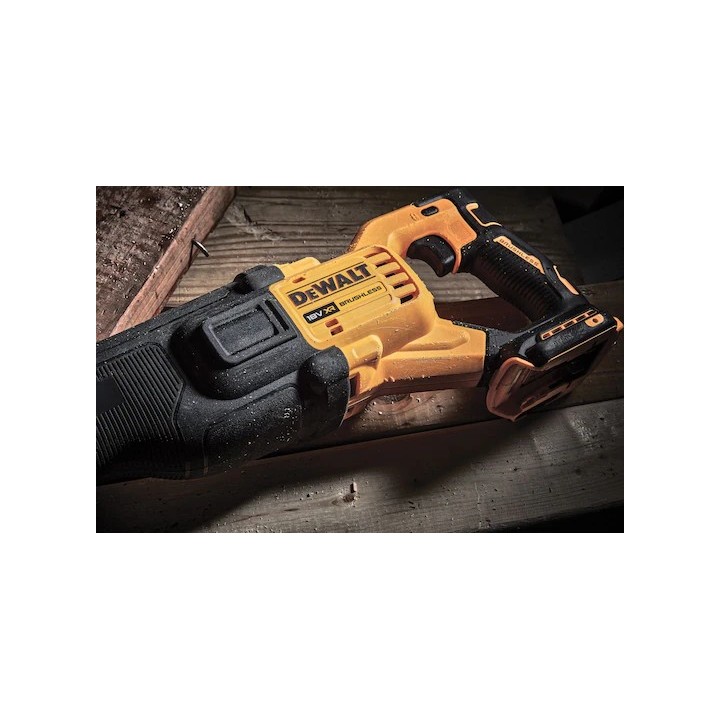 DEWALT DCS386NT-XJ vue arrière avec poignée ergonomique