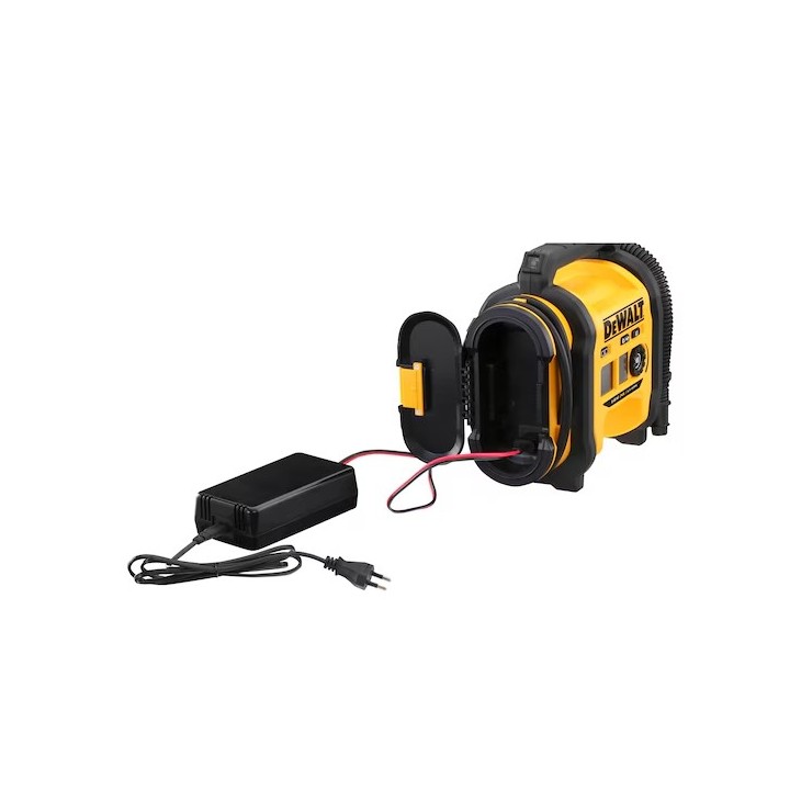 DEWALT DCC018N-XJ avec lampe LED intégrée en utilisation nocturne